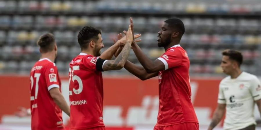Kevin Danso (r) sorgte beim Düsseldorfer Sieg gegen St. Pauli für die Vorentscheidung. Foto: Bernd Thissen/dpa