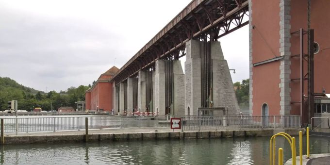 Das Wasserkraftwerk in Eglisau. Hier wird mit dem Rhein Energie gewonnen. Wasserkraftwerk