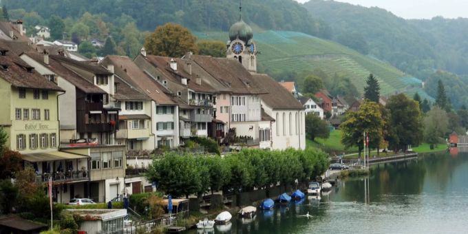 Blick auf die Altstadt von Eglisau und das Rheinufer. Blick auf die Altstadt von Eglisau und das Rheinufer.