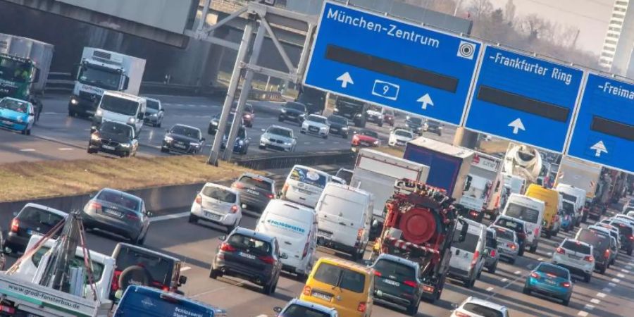 Auch wenn die Autobahn voll scheint: Durch die Pandemie hat sich die Nutzung des eigenen Pkws, sowie von Bussen und Bahnen verändert. Foto: Peter Kneffel/dpa