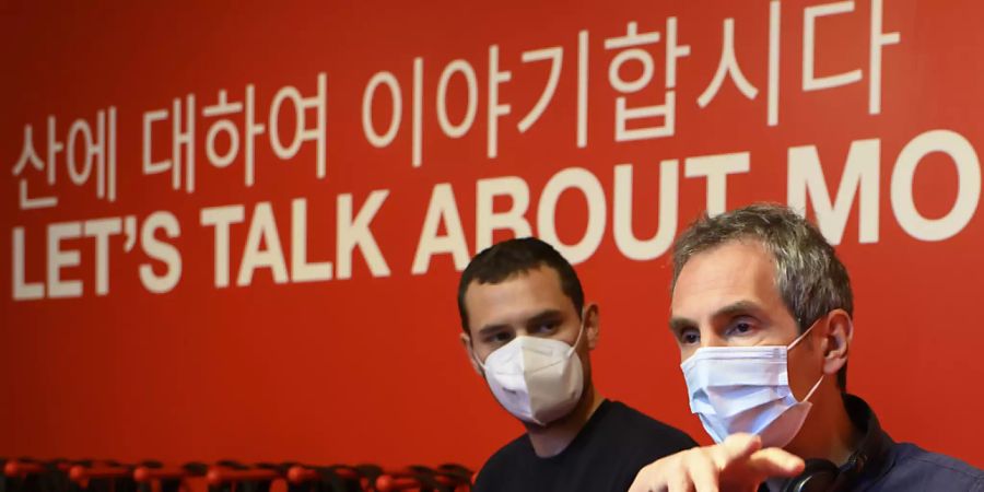 Beat Hächler, Kurator der Ausstellung und Direktor des Alpinen Museums der Schweiz, rechts, spricht an während der Medienpräsentation der neuen Ausstellung über Nordkorea.