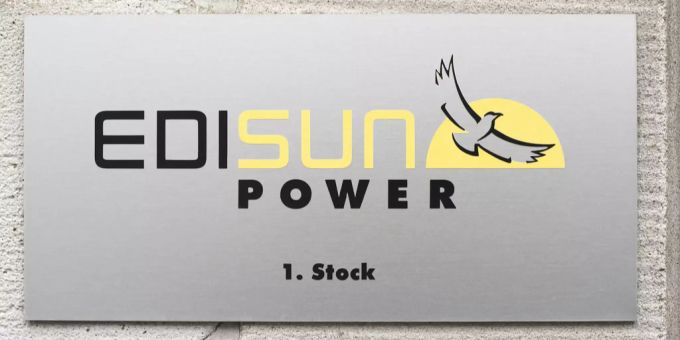 Das Logo von Edisun Power an einem Firmensitz. Edisun Power