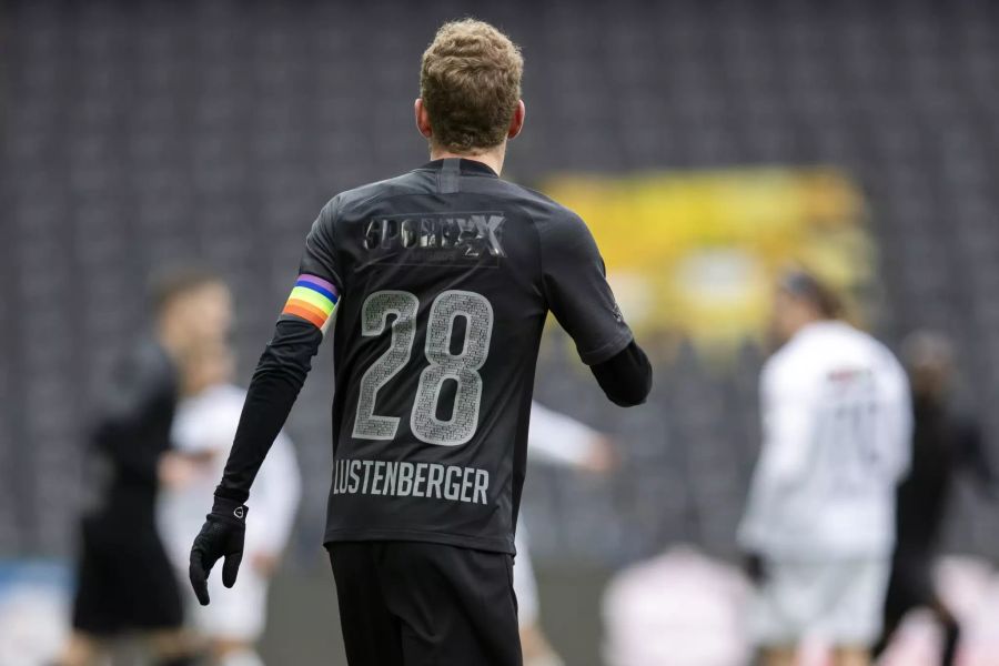 YB-Captain Fabian Lustenberger trägt dabei eine Binde mit Regenbogenfarben.