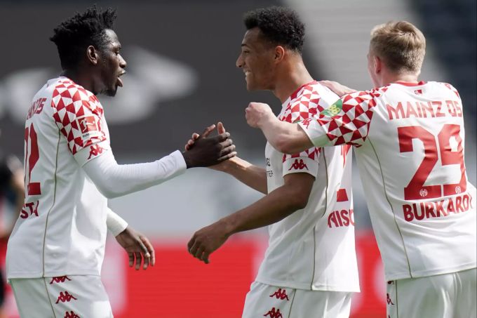 Die Spieler des FSV Mainz 05 feiern ein Tor. Bundesliga FSV Mainz 05