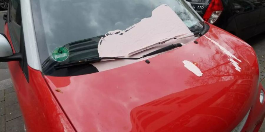 Das Auto des SPD-Bundestagsabgeordnete Karl Lauterbach steht in der Innenstadt Kölns. Auf das Auto haben Unbekannte am Freitag einen Farbanschlag verübt. Foto: Henning Kaiser/dpa