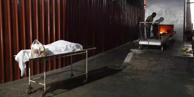 Doppelmutante wütet - Wegen Toten schmelzen in Indien Krematoriums-Öfen