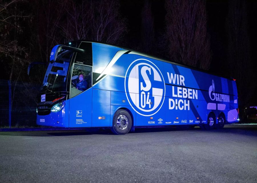 Dieser Bus wurde bei der Veltins-Arena von wütenden Fans belagert.