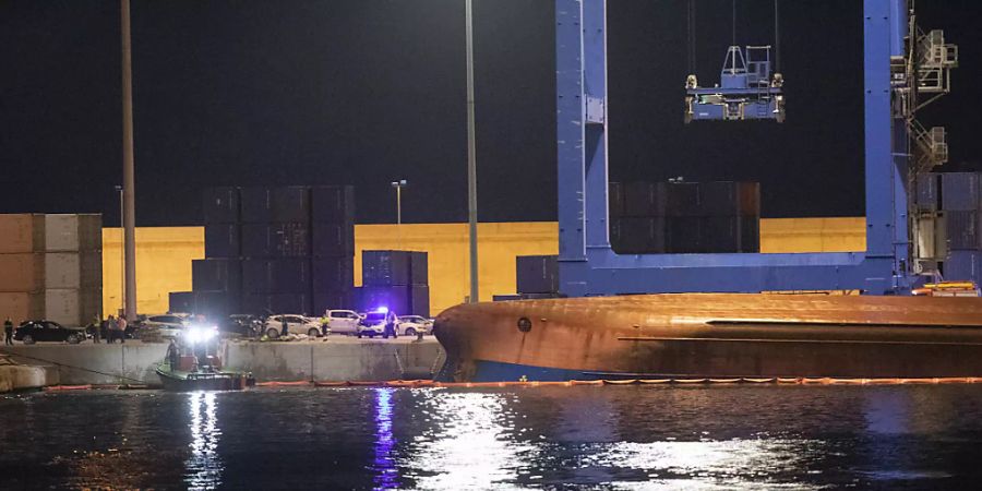 Feuerwehrleute, Rettungstaucher und Einsatzkräfte suchen nach Vermissten nach einem Schiffsunglück im Hafen von Castellon. Das Frachtschiff «Nazmiye Ana», das unter panamaischer Flagge fährt, sei am späten Freitagabend, 28.05.2021, im Hafen von Castellon im Osten von Spanien während der Entladung von Containern gekentert. Foto: Carme Ripollés/EUROPA PRESS/dpa