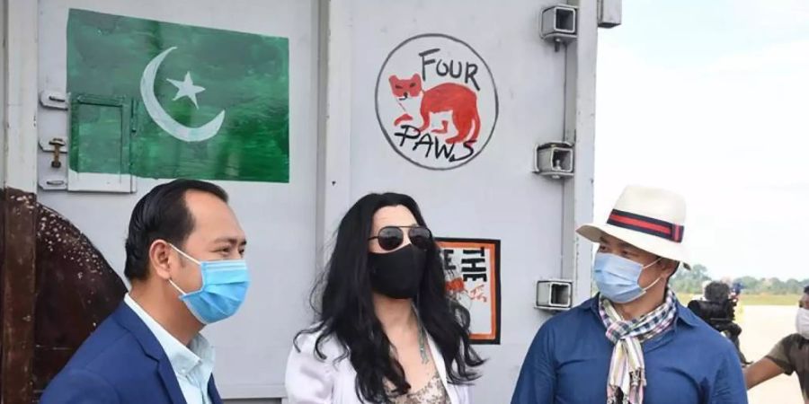 Cher (M), Sängerin aus den USA, wartet mit Begrüssungsschild auf den Elefanten Kaavan, der auf dem internationalen Flughafen Siem Reap (Kambodscha) eintrifft (2020). Cher wird jetzt 75. Foto: Uncredited/Pool/AP/dpa