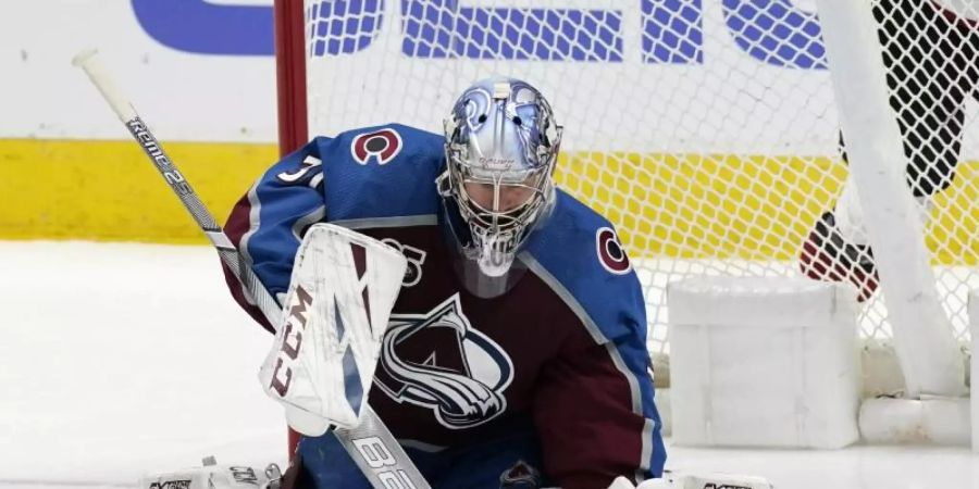 Hat mit Colorado Avalanche die Tabellenführung übernommen: Philipp Grubauer. Foto: David Zalubowski/AP/dpa