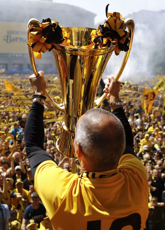 2018 führt Adi Hütter nach 32 Jahren YB wieder zu einem Titel. Er wird Schweizermeister mit den Bernern. Adi hütter