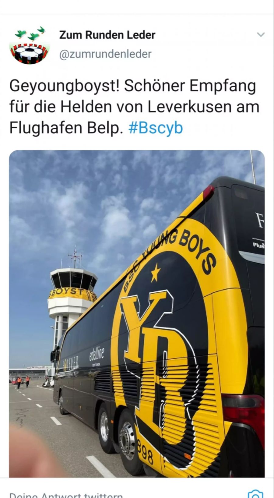 Am Flughafen hängt eine grosse YB-Flagge.