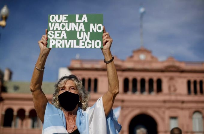 Eine Frau in Buenos Aires hält ein Schild mit der Aufschrift «Impfungen sollten kein Privileg sein». Buenos Aires