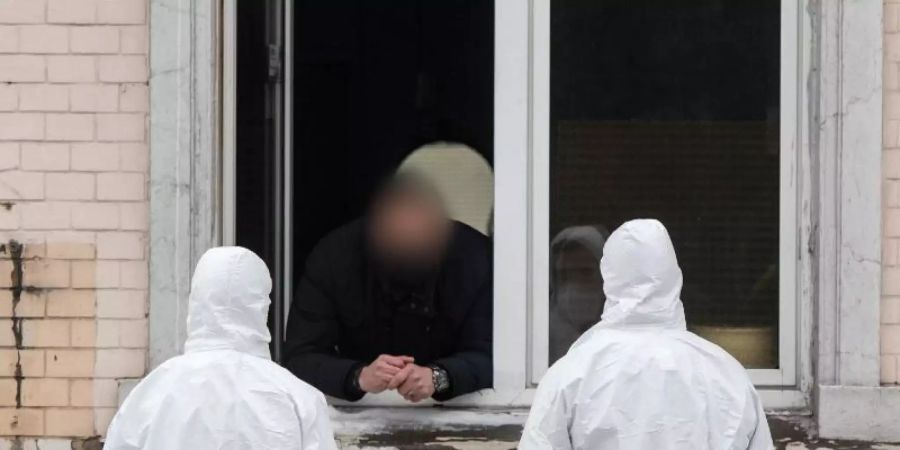 Die Furcht vor einer weiteren Ausbreitung der Coronavirus-Mutanten ist gross: In Hamm riegelte die Polizei nach einem bestätigten Fall mehrere Wohnhäuser ab. Foto: Bernd Thissen/dpa
