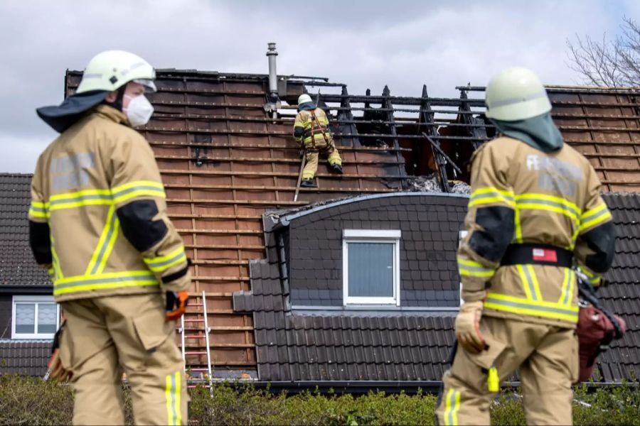 Die Feuerwehr untersucht den gelöschten Brand in Mahndorf (Bremen).