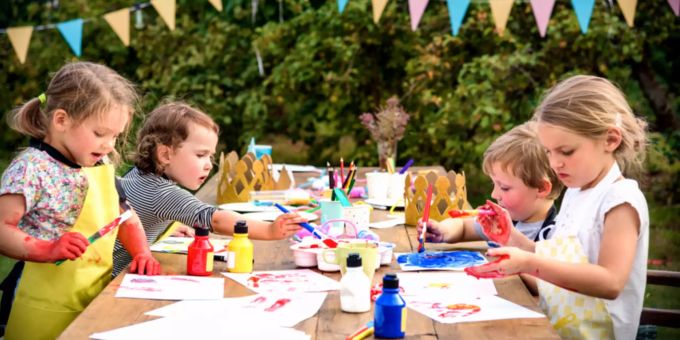 Im Idealfall sollten Sie draussen an der frischen Luft mit den Kindern basteln. Hier kann auch ein Farbklecks mal daneben gehen. Basteln