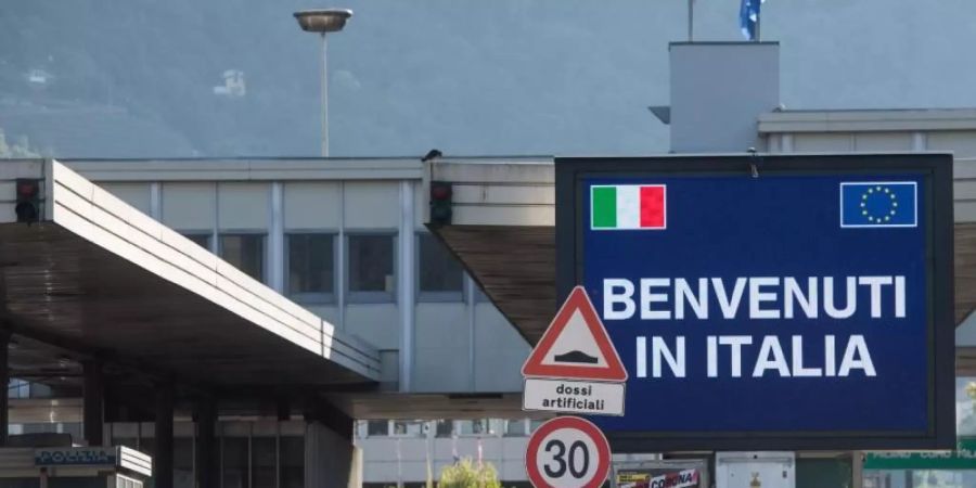 «Benvenuti in Italia»: Schon ab Mitte Mai sollen Reisende aus Europa, die voll geimpft sind, leichter nach Italien einreisen können. Foto: Alessandro Crinari/KEYSTONE/Ti-Press/dpa