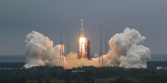 Die Kombination aus dem Kernmodul «Tianhe» der chinesischen Raumstation und der Langer-Marsch-5B-Y2-Rakete startet von der Wenchang Spacecraft Launch Site. China Raketen Nasa