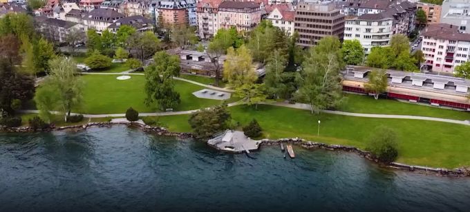 Das Strandbad Tiefenbrunnen besitzt ein Seebad, eine grosse Parkanlage, einen Sprungturm oder auch geschlechtergetrennte FKK-Sonnenterrassen. Strandbad Coronavirus