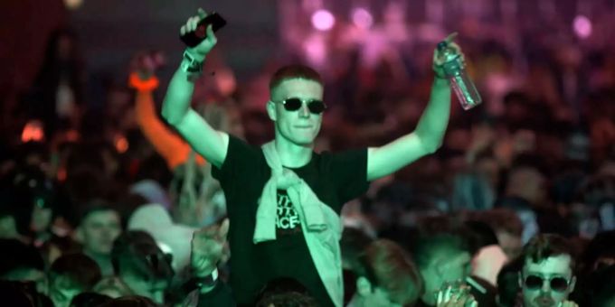 Als Teil eines Test-Programms der britischen Regierung fand in Liverpool ein Konzert vor 5000 Zuschauern statt. Coronavirus UK