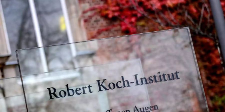 Der Schriftzug des Robert Koch-Instituts vor dem Hauptsitz der Behörde in Berlin. Foto: Britta Pedersen/dpa