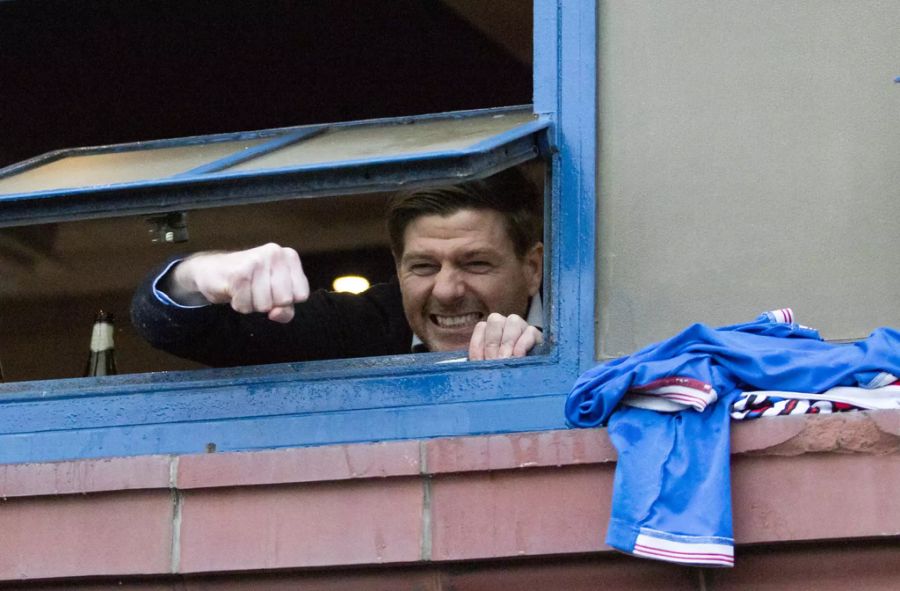 Jubelt aus dem Stadionfenster heraus mit den Fans: Meister-Trainer Steven Gerrard (40).