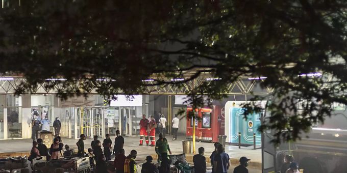 Krankenhauspersonal bereitet die Evakuierung von Patienten auf Tragen im Charlotte Maxeke Hospital vor. Foto: Ali Greeff/AP/dpa Grossbrand südafrika
