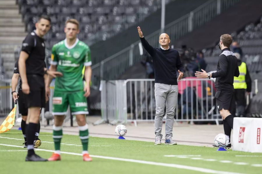 FCSG-Trainer Peter Zeidler gibt seinem Team in Bern die Richtung vor.