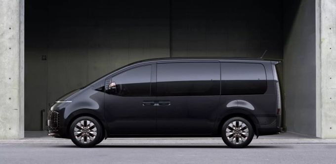 Ideale Van-Proportionen: kurzer Überhang, langer Radstand und gigantische Fensterfläche Hyundai Staria
