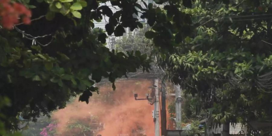 Uniformierte Soldaten mit Gewehren bei einer Demonstration von Anti-Putsch-Demonstranten in Yangon. Foto: -/AP/dpa