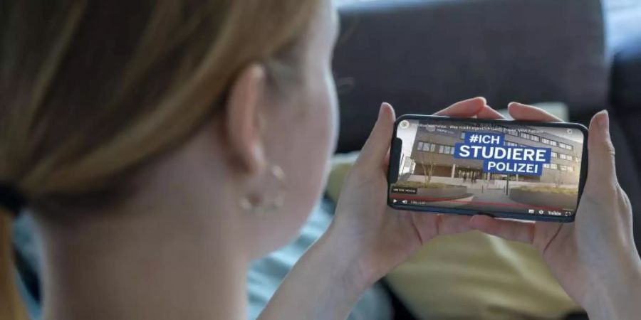 Mit witzigen Sprüchen und unterhaltsamen Kurzvideos wirbt die Polizei in einigen Bundesländern auf Instagram, TikTok und Co. um Nachwuchs. Foto: Jochen Tack/IMNRW/dpa