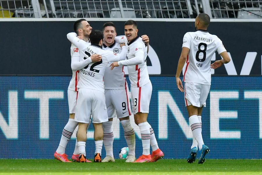 Die Frankfurter bejubeln die 1:0-Führung im Signal Iduna Park.