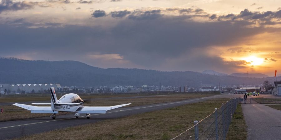 Abendstimmung auf dem Flugplatz Birrfeld in Lupfig.