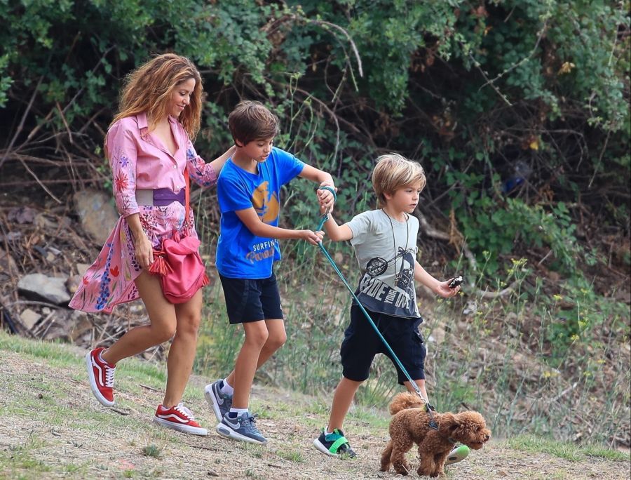 Shakira und ihre Söhne führen Hündchen Teddy Gassi.