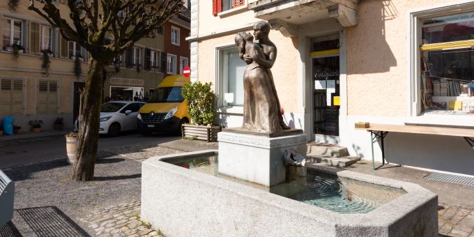 Der Brunnen auf dem Kirchplatz in der historischen Altstadt von Mellingen. Der Brunnen auf dem Kirchplatz in der historischen Altstadt von Mellingen.