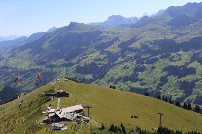 Luftaufnahme der Bergstation der Tschentenbahn. Herbstwanderungen