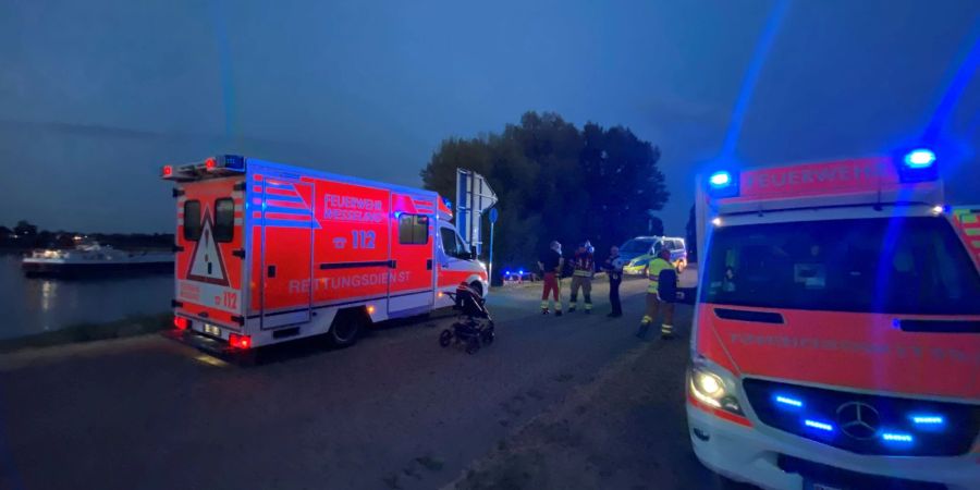 Ein Badeausflug eines Vaters mit seinen vier Kindern am Rhein südlich von Köln endete beinahe tödlich.