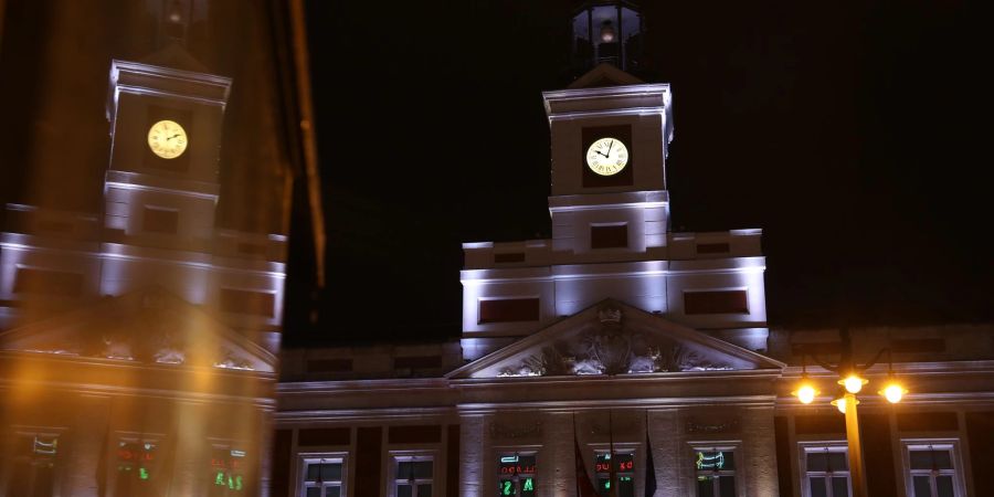 Die Fassade des Real Casa de Correos ist unbeleuchtet. Die spanische Regierung hat wegen des russischen Angriffskriegs «dringende Massnahmen» zur Einsparung und zur effizienteren Nutzung von Energie beschlossen.