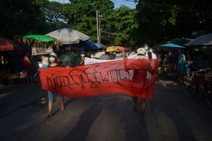 Viele Menschen in Myanmar protestieren gegen das Militär. proteste myanmar