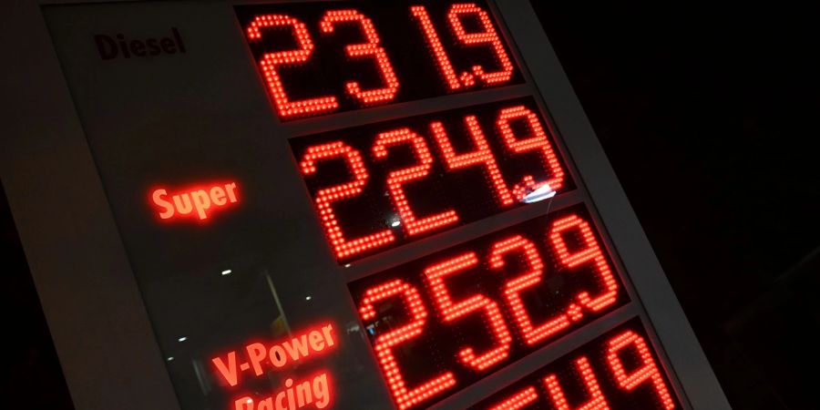 Preise für Superbenzin und Diesel
an einer Anzeigetafel in der Nacht nach dem Umschalten zu einem höheren Preis an einer Tankstelle in München.