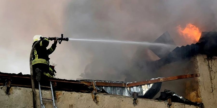 Ein ukrainischer Feuerwehrmann beim Einsatz in Mykolajiw