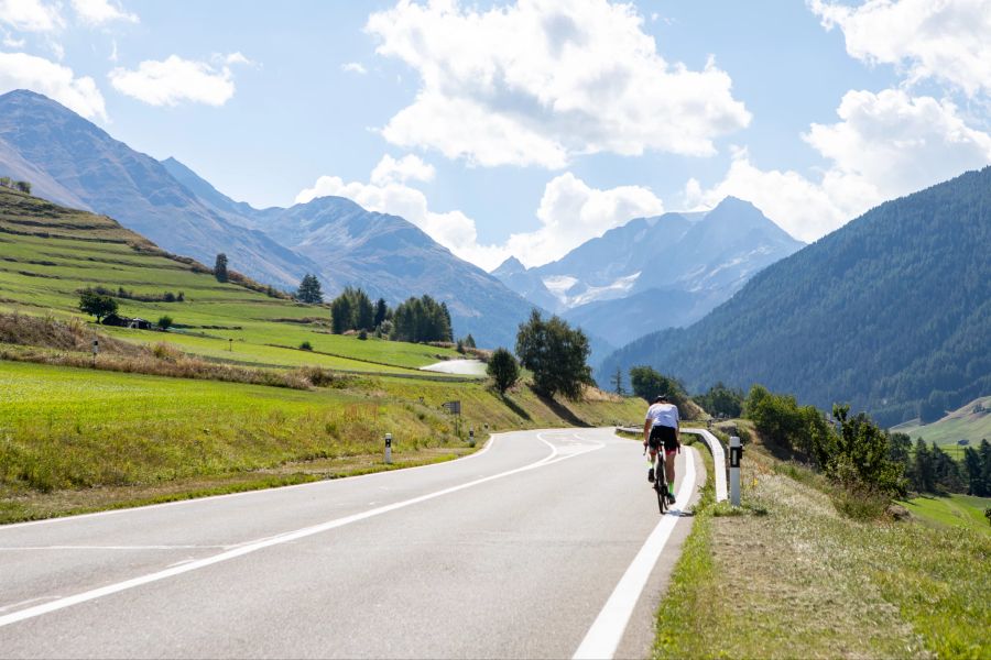 Monika Sattler auf ihrem Velo