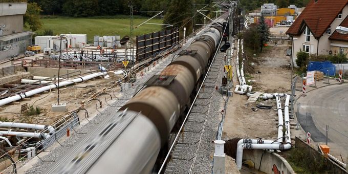 Für Güter die Bahn: auf der störungsanfälligen Rheintalbahn zwischen Karlsruhe und Basel funktioniert die beabsichtigte Verlagerung mehr schlecht als recht. (Archivbild) Für Güter die Bahn: auf der störungsanfälligen Rheintalbahn zwischen Karlsruhe und Basel funktioniert die beabsichtigte Verlagerung mehr schlecht als recht. (Archivbild)