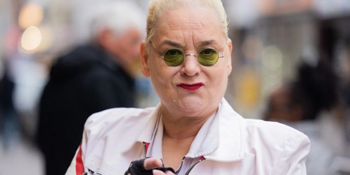 Hella von Sinnen versucht, den Tod von Dirk Bach zu verdrängen. hella von sinnen