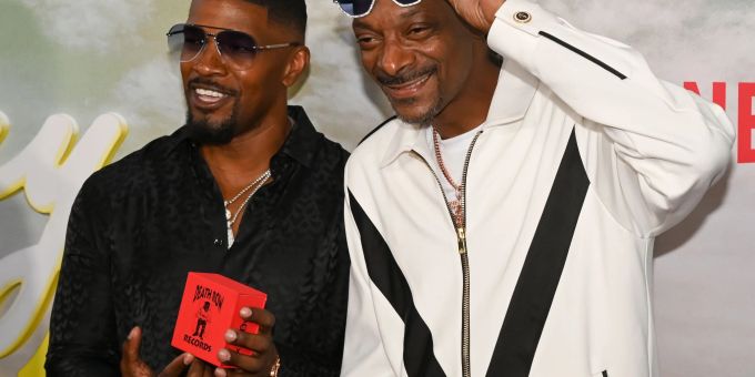 Jamie Foxx and Snoop Dogg (r) kommen zur Weltpremiere von ''Day Shift'' vom Streamingdienst Netflix. Jamie Foxx and Snoop Dogg (r) kommen zur Weltpremiere von ''Day Shift'' vom Streamingdienst Netflix.