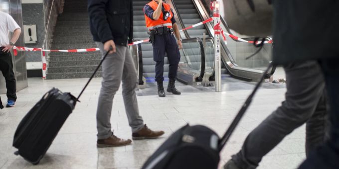 Ein Polizist am Flughafen Zürich. (Archivbild) Flughafen