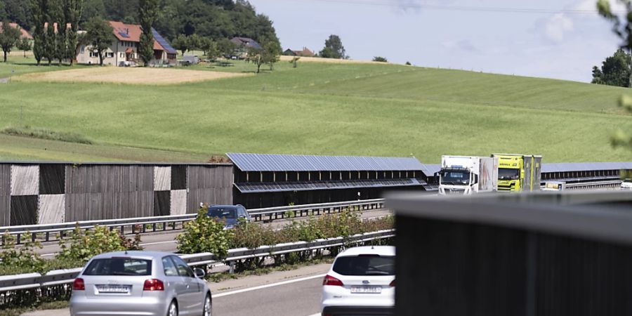 Der Bundesrat will den Ausbau von Solaranlagen an Lärmschutzwänden fördern. Er stellt dafür kostenlos Flächen zur Verfügung. (Archivbild)