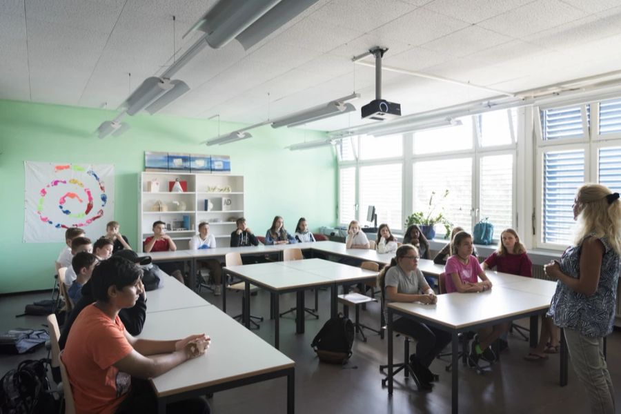 An vielen Schulen springen Personen als Lehrer ein, die kein entsprechendes Diplom haben. (Symbolbild)