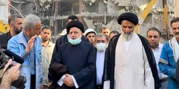 Irans Präsident beim Besuch der Einsturzstelle Irans Präsident beim Besuch der Einsturzstelle