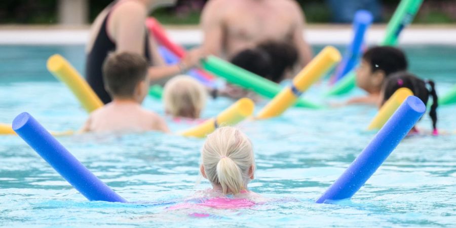 Weil die Schwimmbäder ihre Becken weniger beheizen wollen, müssen Kinder in kälterem Wasser schwimmen lernen. Die Deutsche Lebens-Rettungs-Gesellschaft befürchtet daher mehr Nichtschwimmer.